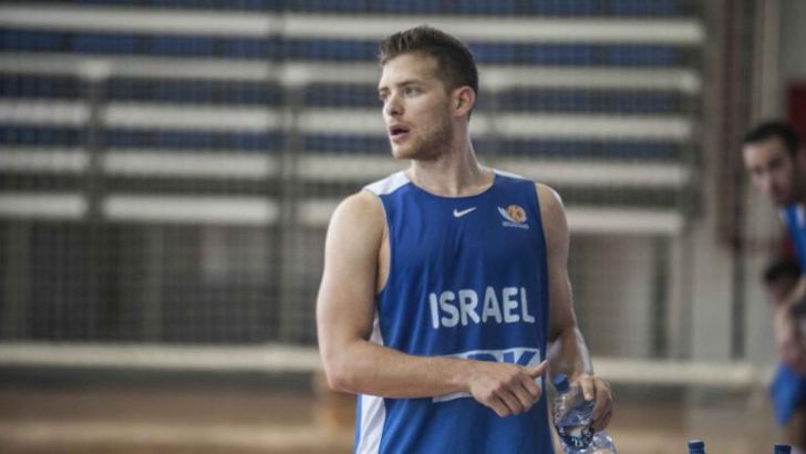 מקל. מכחיש שחתם בסרביה