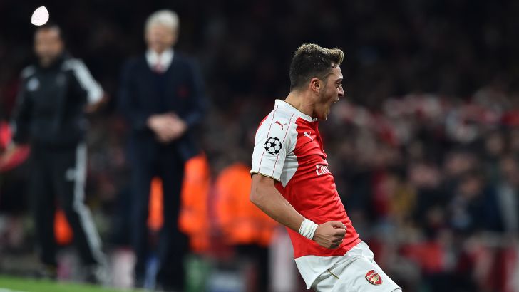 ונגר משקיף על אוזיל חוגג את השער השני נגד באיירן מינכן. צריך לנצל יותר מהיכולת האישית שלו