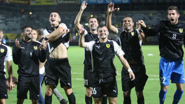 שחקני ביתר ירושלים חוגגים לאחר הניצחון