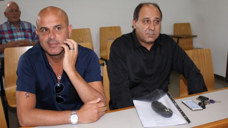 אבוקסיס ויונס. קיבל איומים על חייו