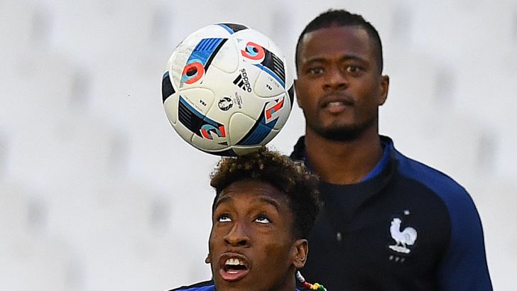 אברה מנחה את השחקנים הצעירים. עם קומאן באימון