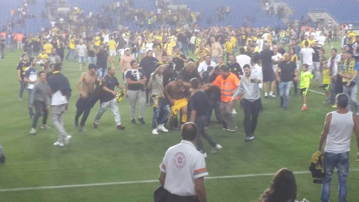 אוהדי ביתר פורצים דשא בנתניה