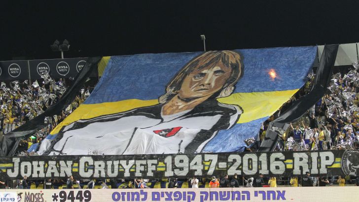 אוהדי מכבי תא במחווה לקרויף