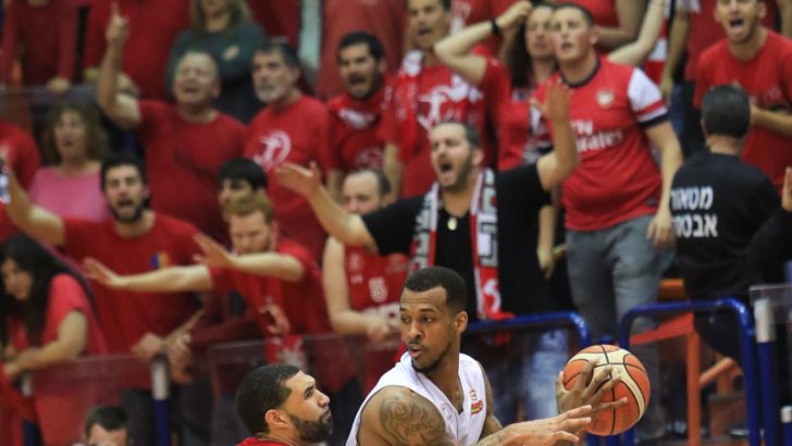 אוהדים קראו גם נאצי. אוהדי הפועל תא בנהריה (למצולמים אין קשר לכתבה)