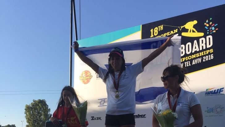 אורי בוז'ו-מסרי חוגגת על הפודיום