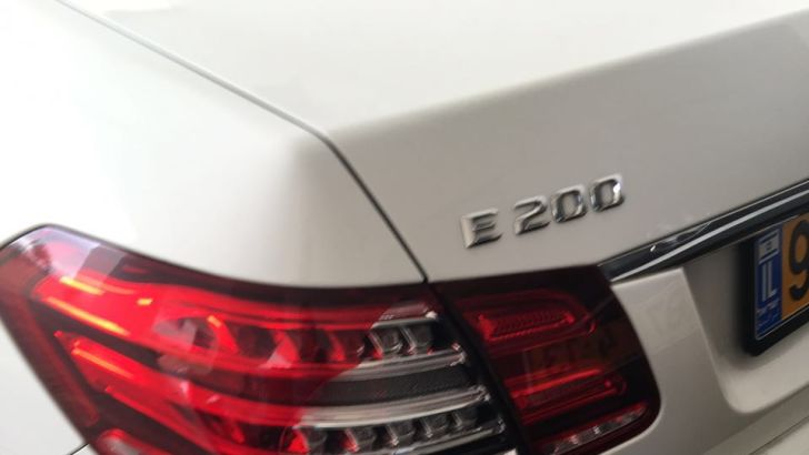 אחד הפנסים השבורים במכוניתו של אוהד מכבי