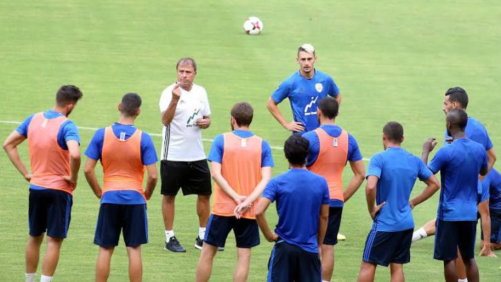 אלישע לוי. מתלבט בין חמד לאצילי