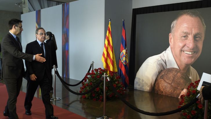 ברטומאו ופרס באיחוד לבבי נדיר ליד האנדרטה לקרויף