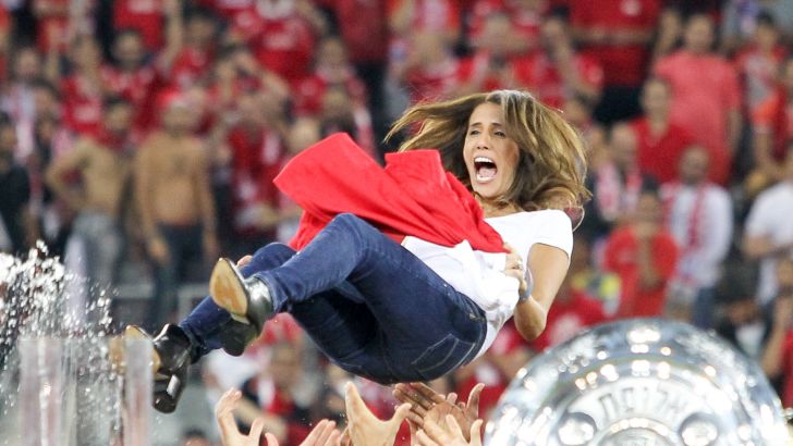 ברקת מונפת באוויר על ידי השחקנים