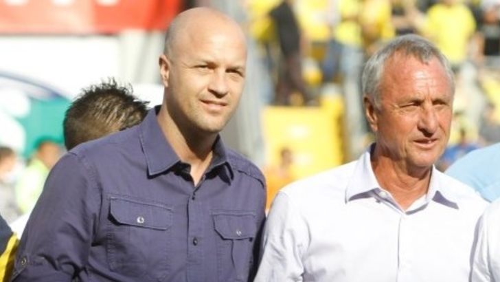 ג'ורדי עם אביו המנוח. מוזאיקה של יוהאן קרויף תוצב בקלאסיקו