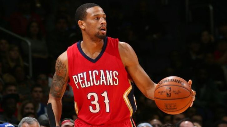 דג'ין-ג'ונס במדי הפליקנס