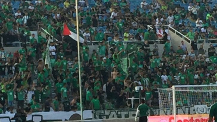 דגל פלסטין ביציע אוהדי אומוניה