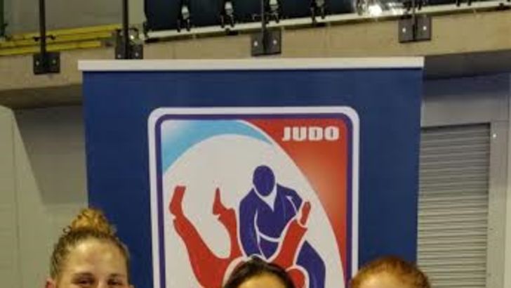 הזוכות עם המאמנת