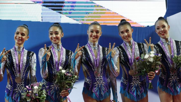 הנבחרת הישראלית מציגה את מדלית הארד