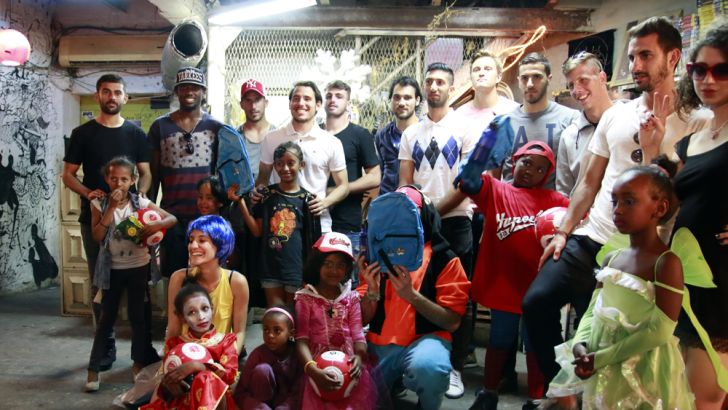 השחקנים שוחחו עם השחקנים והעניקו להם מתנות