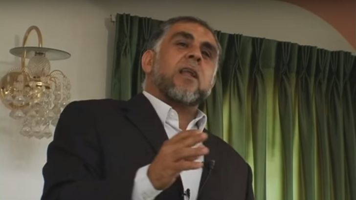 השייח' בשיר. עותמאן לחץ לבן חיים הפרובוקטור את היד והראה שהוא בן אדם ענק