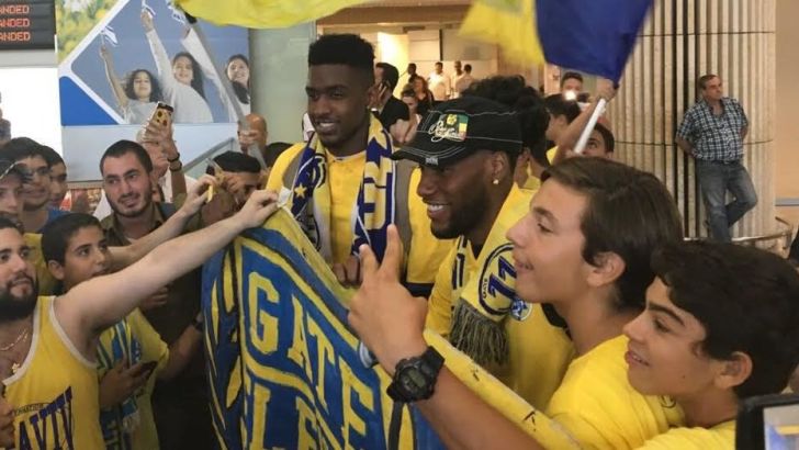 ווימס ומילר מוקפים באוהדים