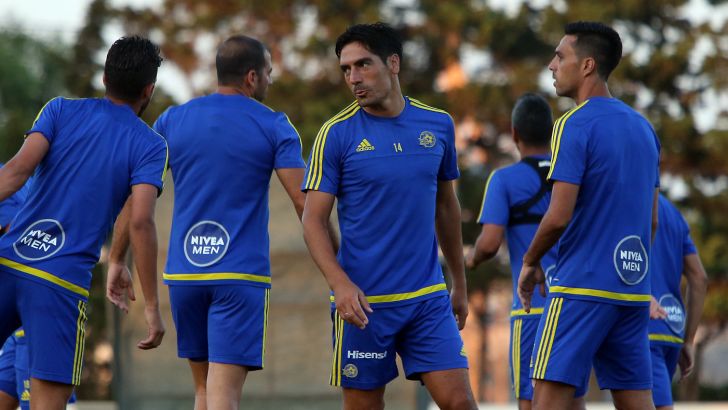 זיו. לא ממהר לתלות את הנעליים