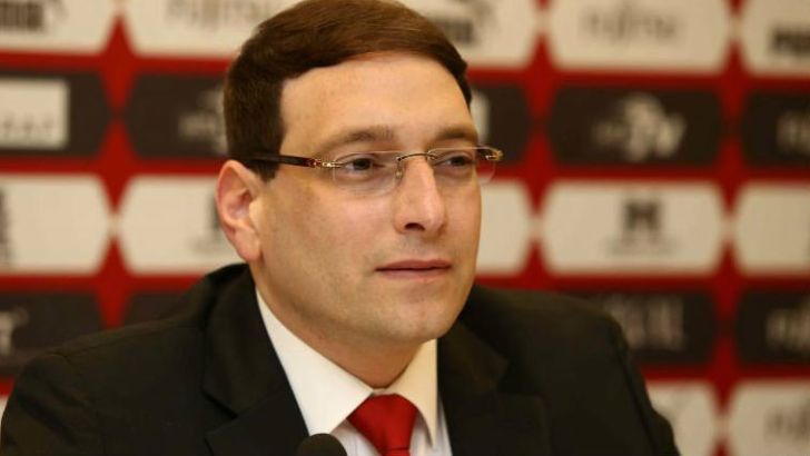 חייב הרבה כסף. כבירי