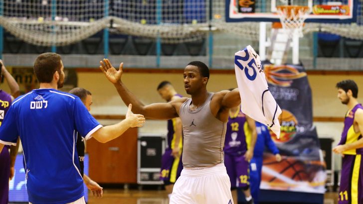 טאקר. עובר לאדומים מתל אביב