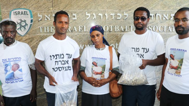 טגה לצד אימו של מנגיסטו בהתאחדות