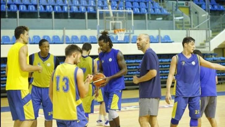 טפירו ושחקניו באימון הבכורה