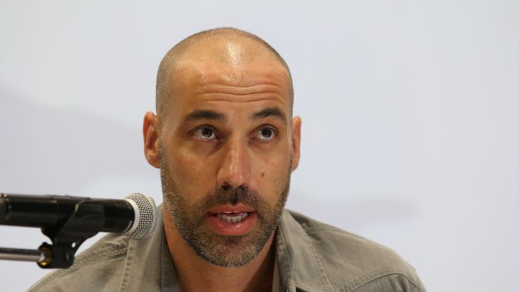 טפירו. רומן מיוחד עם שחקנים גבוהים