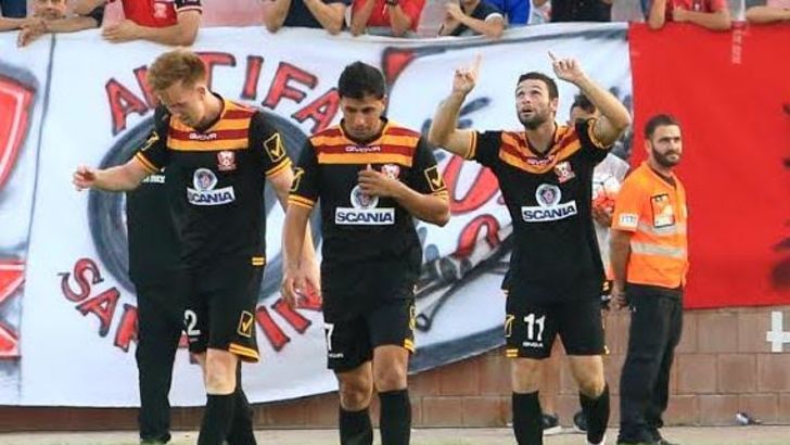 יובל אבידור חוגג עם חבריו