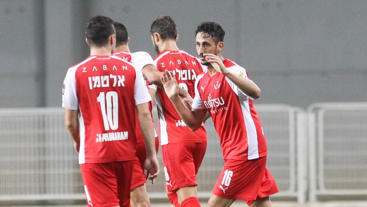 יחזקאל חוגג עם החברים