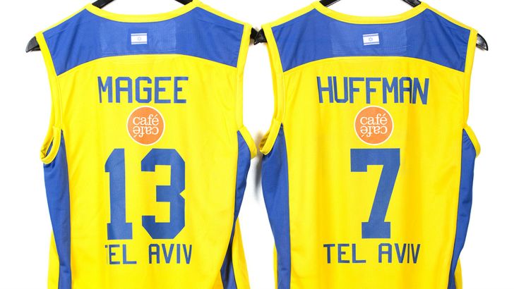 ייתלו בתקרת היכל מנורה. הגופיות של האפמן ומגי