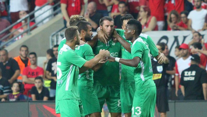 מאושרים מהנקודה במושבה. שחקני כפס