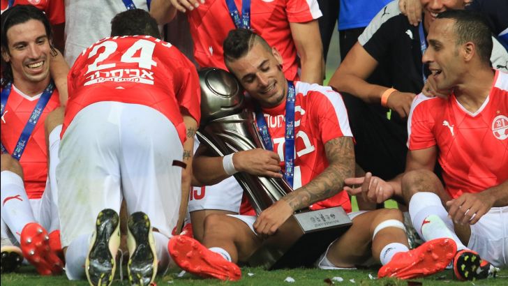 מגיע לו. בוזגלו עם הגביע