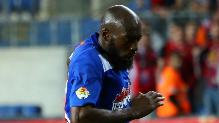 מונונגה. הקפטן מסמן שהוא נוטה להישאר