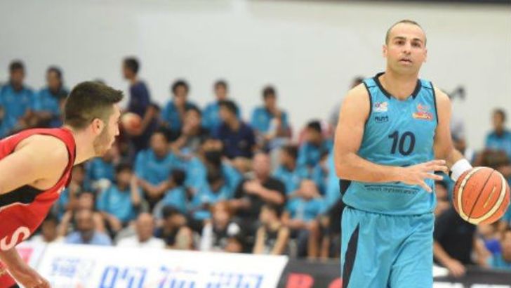 ניצחון בכורה. ניסים מול בלאט