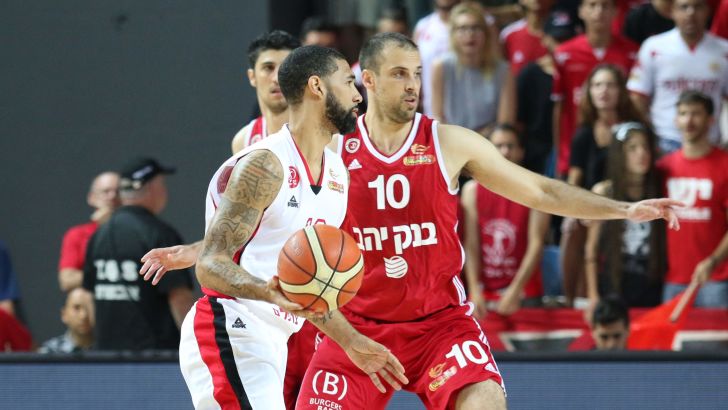 סימונס מכדרר והלפרין משגיח. מצטייני המשחק השני