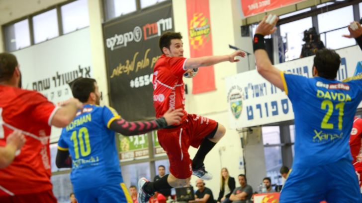 סמולר בדרך לשער מכבי תא. הפועל ראשלצ עדיין בחיים