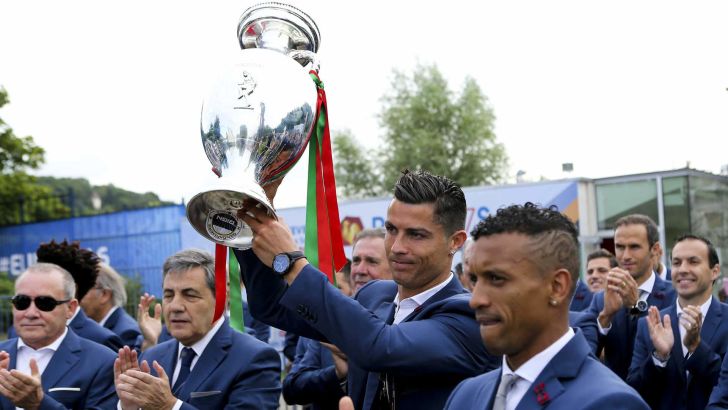 רונאלדו והגביע בדרך לפורטוגל