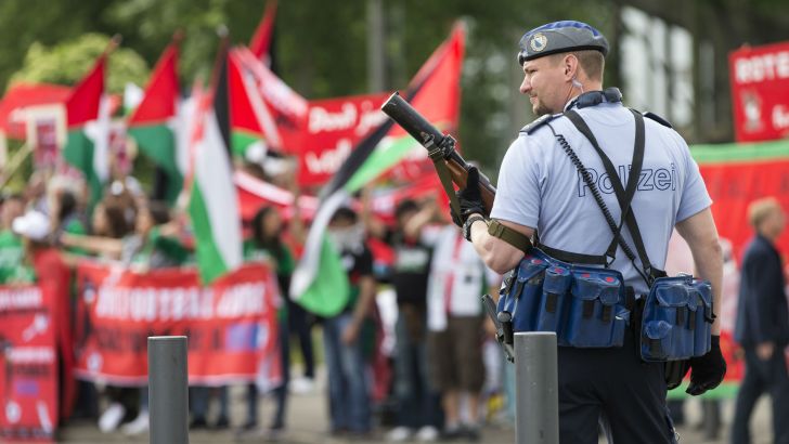 שוטר מול מפגינים פרו-פלסטינים בקונגרס פיפא הקודם