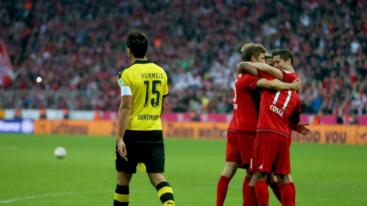 שחקני באיירן חוגגים על הומלס