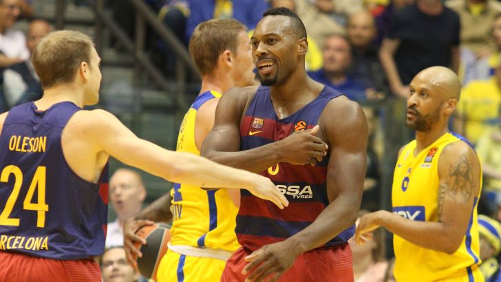 שחקני ברצלונה חוגגים בהיכל. שברו את המאזן המושלם של מכבי