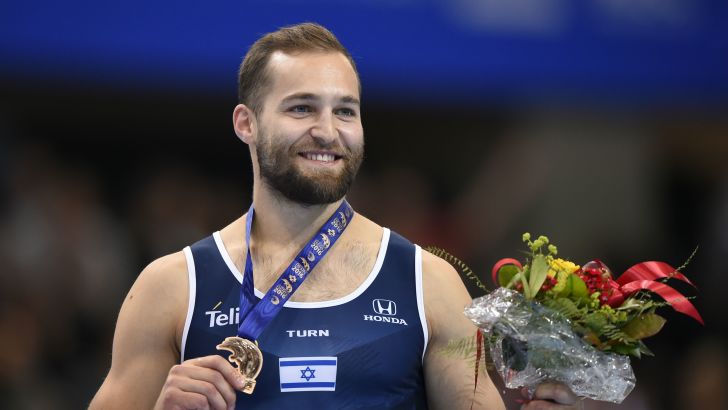 שמח על המדליה. שטילוב