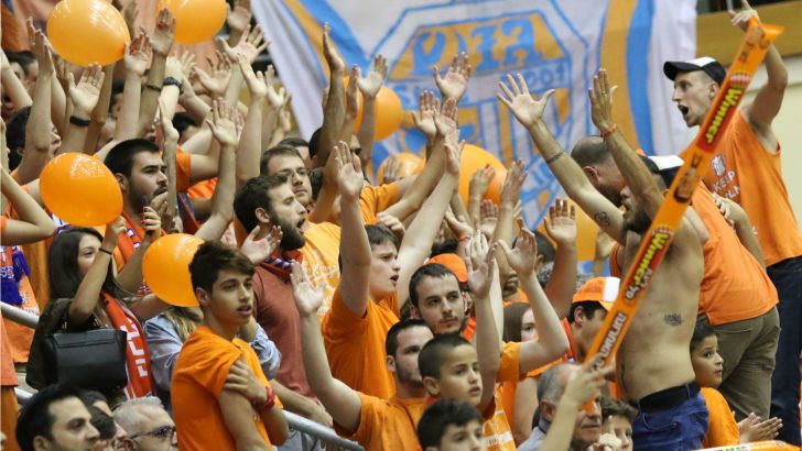 תורים ארוכים מאוד בבית מכבי. אוהדי ראשלצ