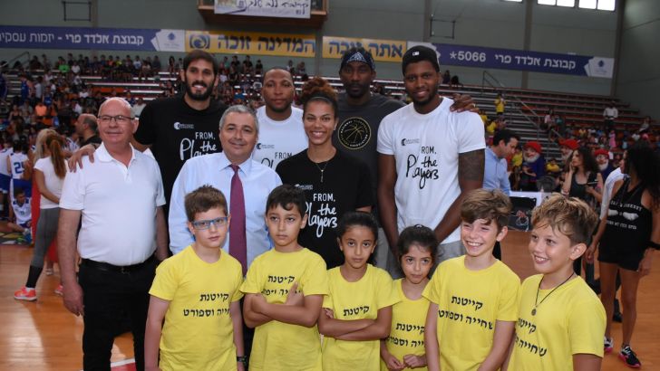 תמונה קבוצתית. כספי יחד עם כוכבי ה-NBA