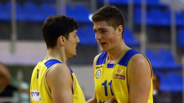 אדם אריאל מימין. חוסר מזל