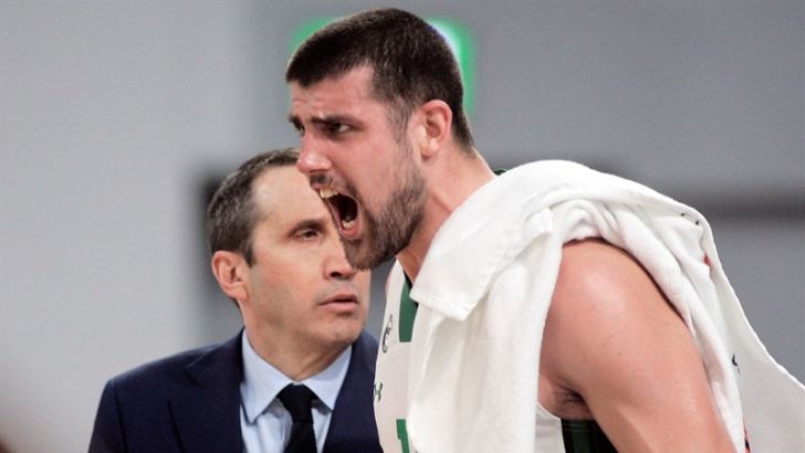 אדריאן מורמן חוגג ליד בלאט