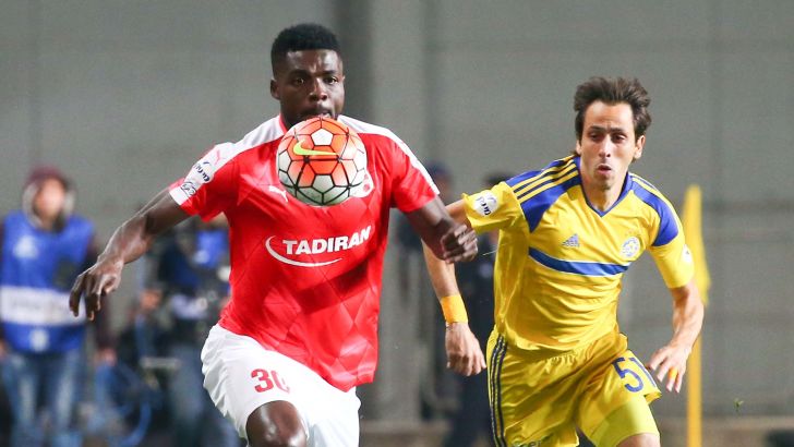 אוגו מול בניון. הניגרי שולט במרכז המגרש