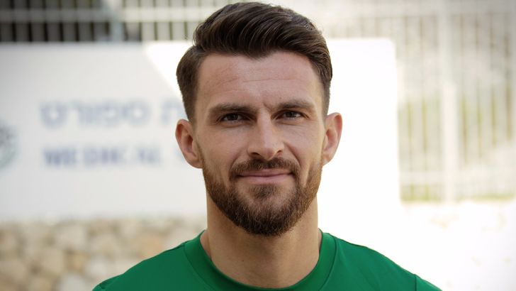 אלושי לראשונה במדים הירוקים