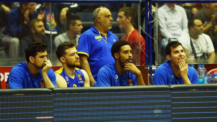 הספסל הצהוב בהלם