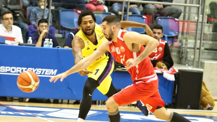 וויאט וחולון נלחצו בדרך לחצי הגמר