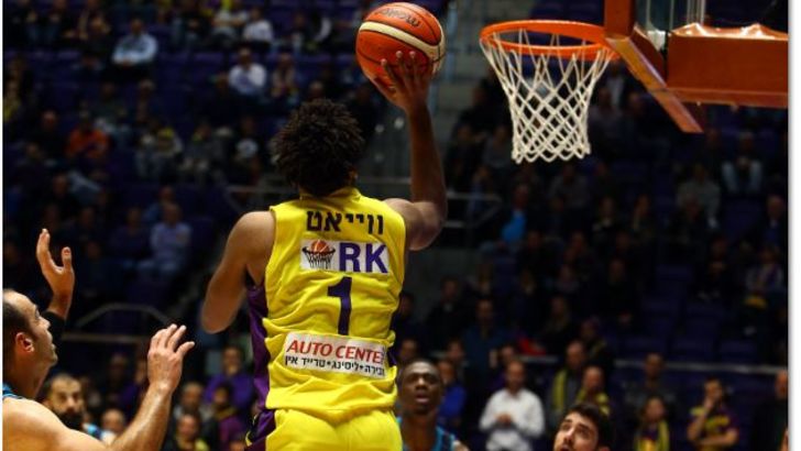 ווייאט בדרך לסל של אילת